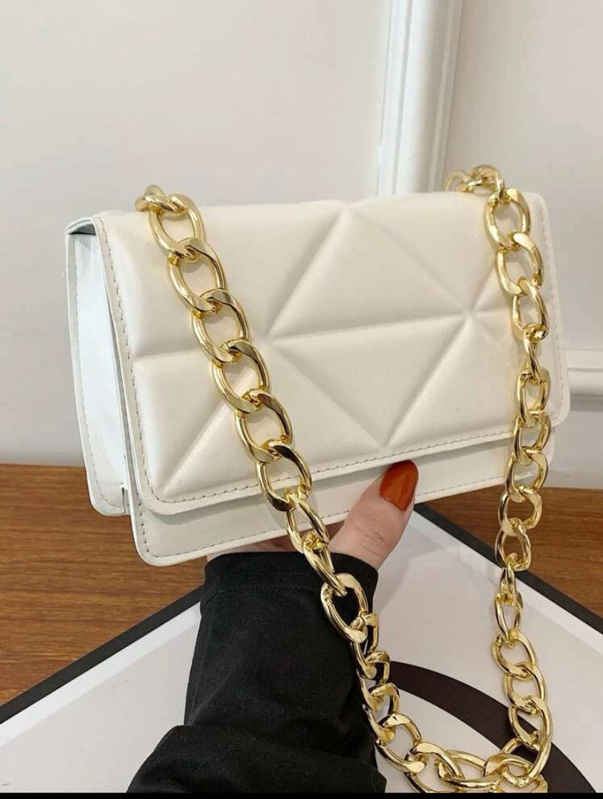 Moda Bolso blanco con cadena dorada