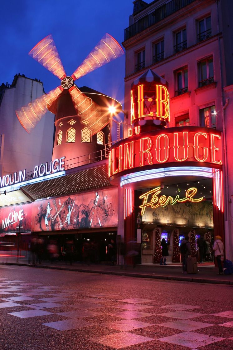 Place Moulin Rouge