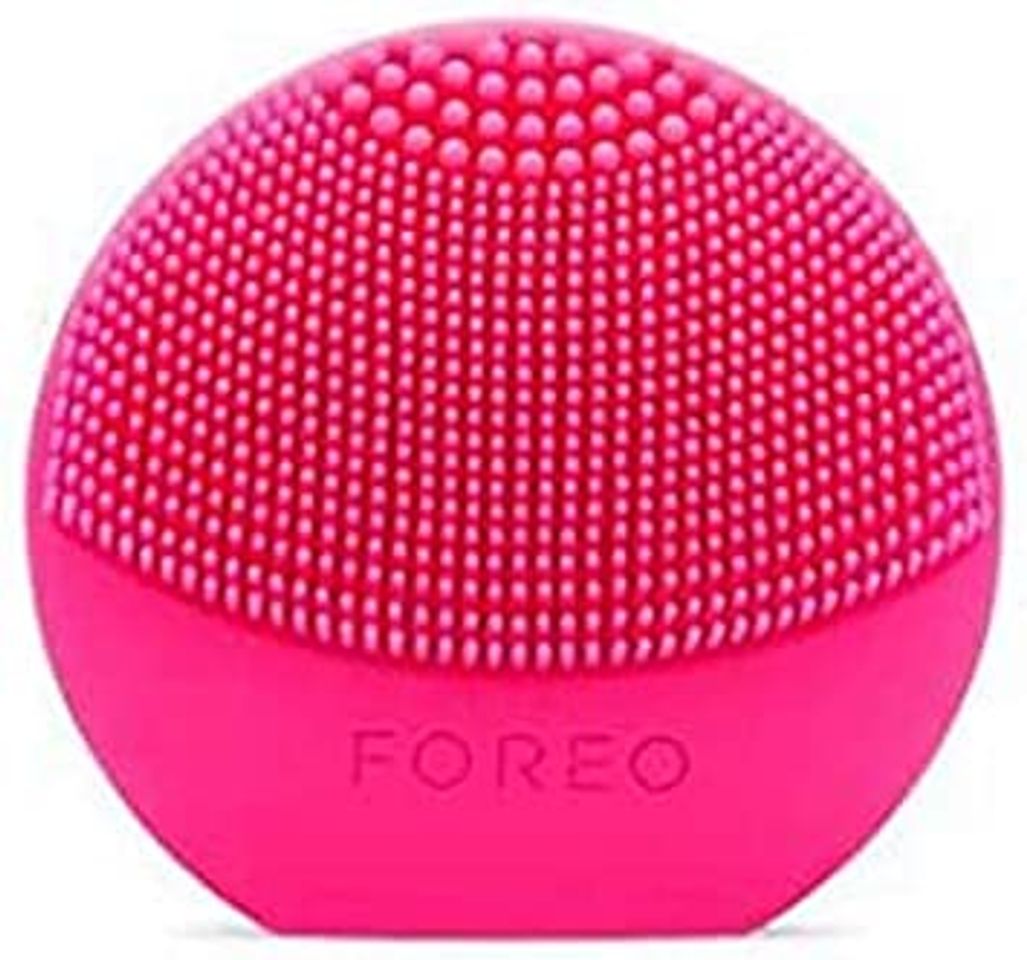 Belleza LUNA Play Plus de FOREO es el cepillo facial recargable de silicona