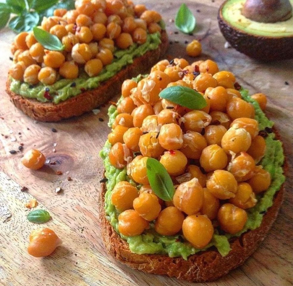 Fashion Pão tostado com grão de bico e abacate