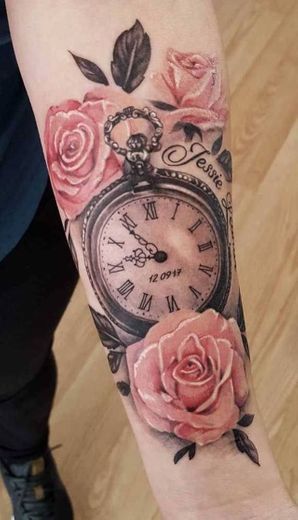 Tatuagem uma busula,com flores 🔘
