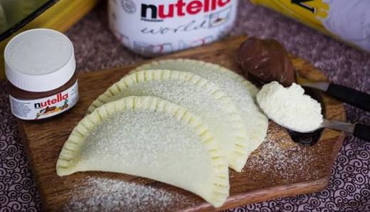 Pastel de leite ninho com Nutella.