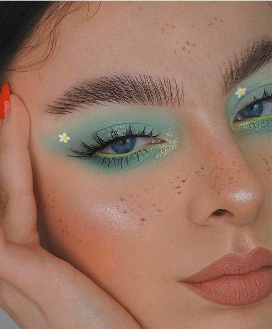 Fashion green makeup