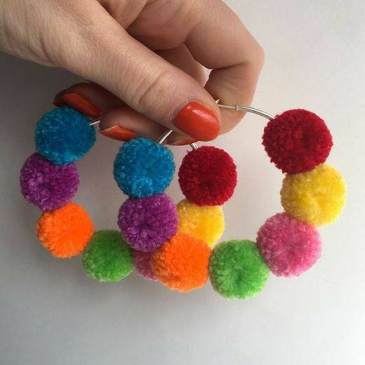 Argola com pompom