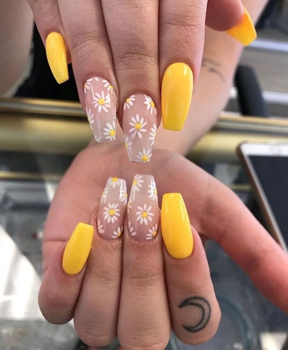 Moda Daisy nail 