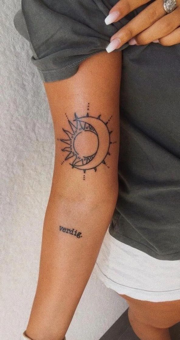 Moda Tatuagem sol e lua