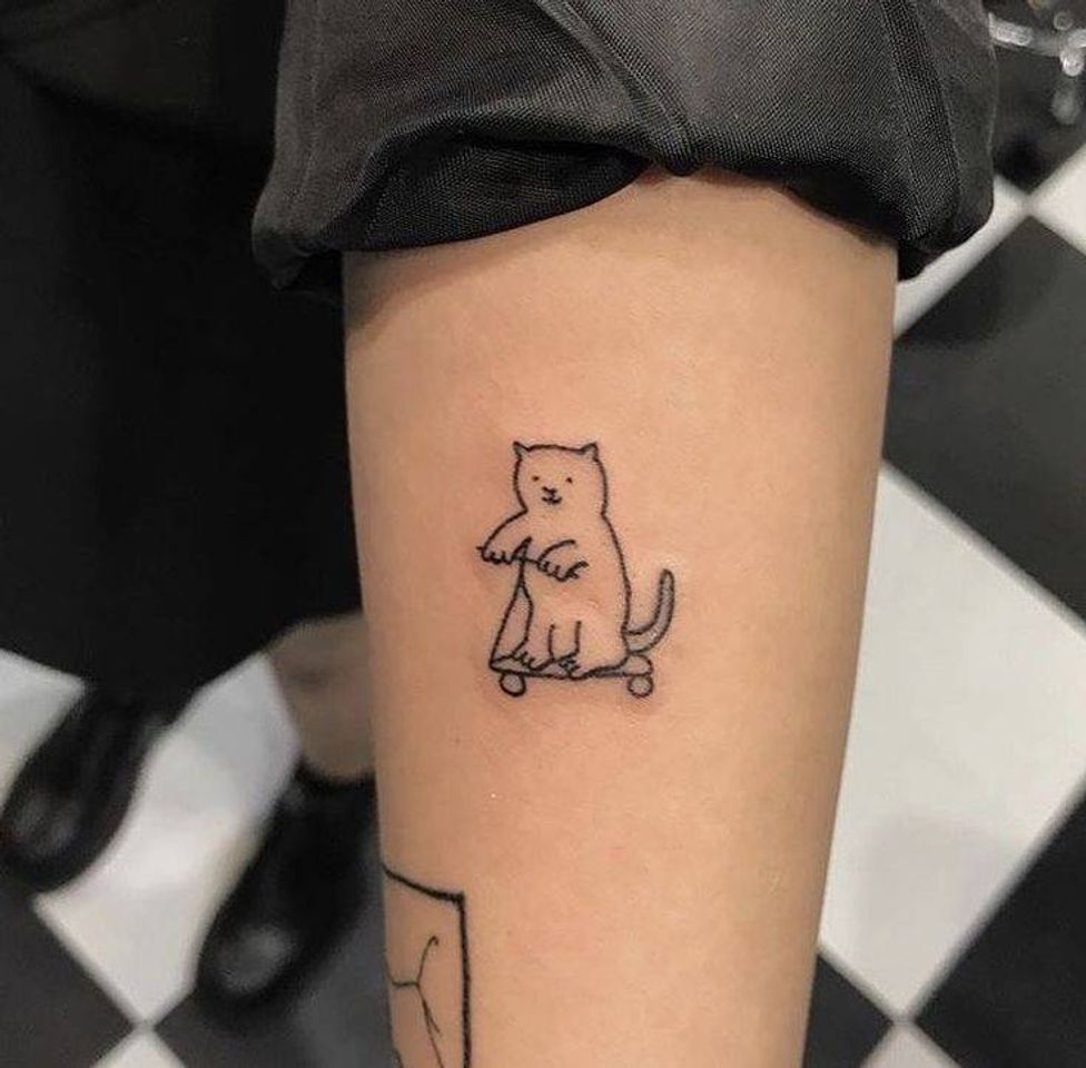 Moda tatuagem de gato no patinete