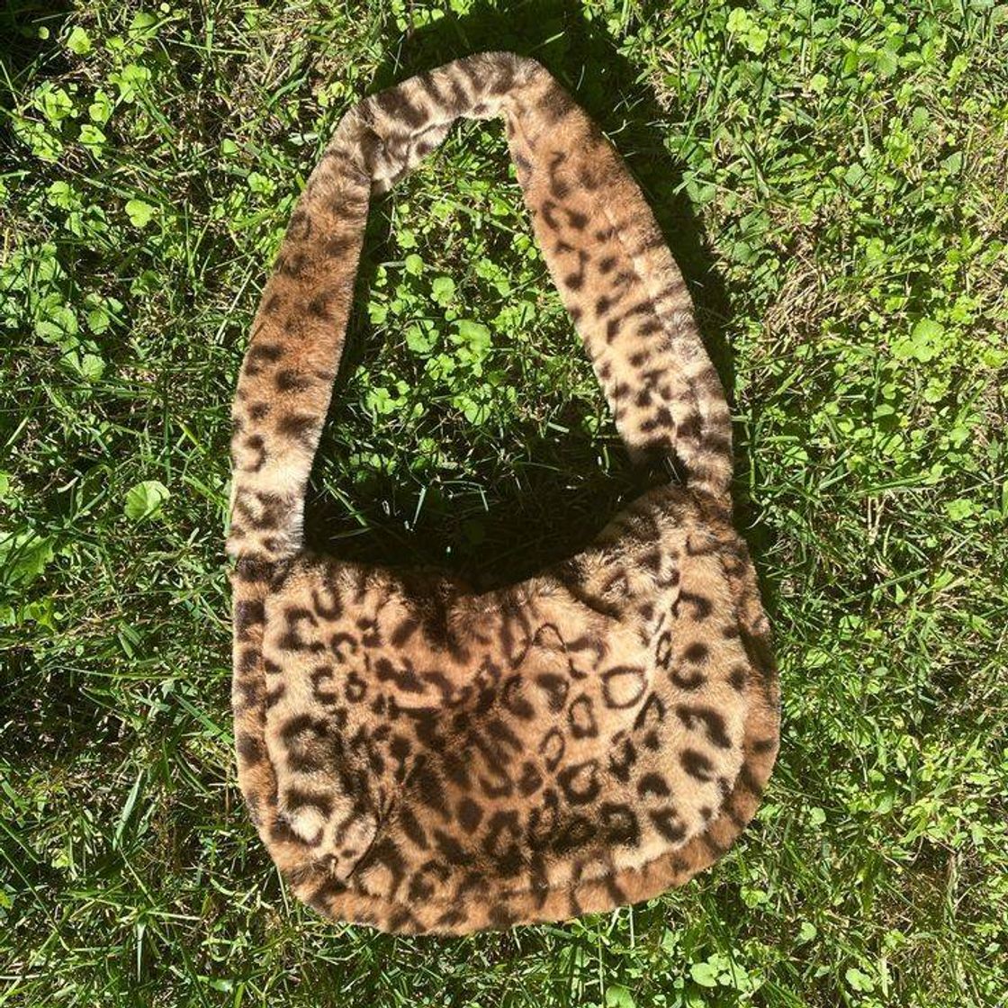 Moda Cheetah print y2k fuzzy shoulder bag 🐾 bags are....-depop