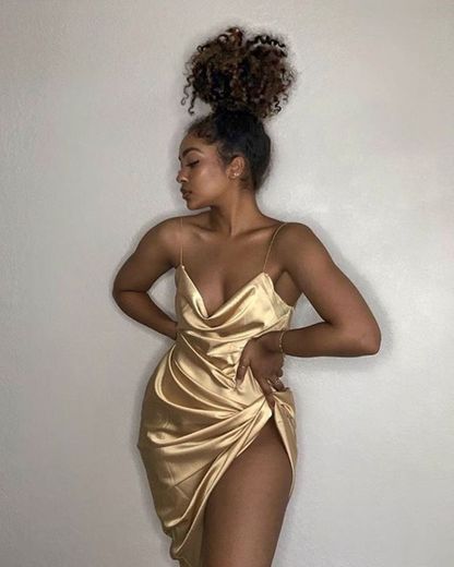 vestido dourado com fenda 