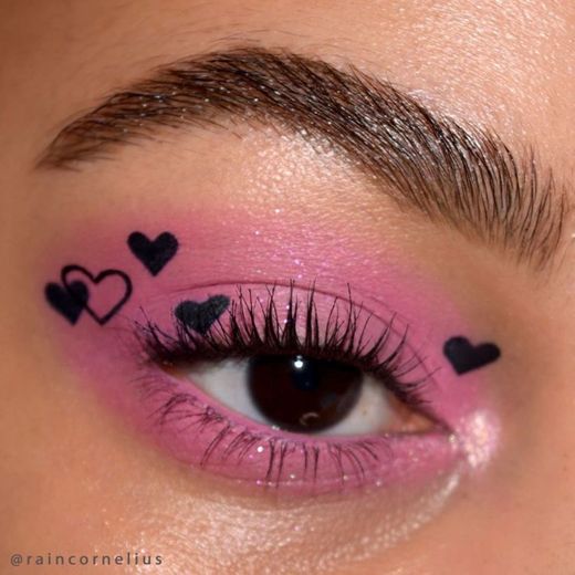 maquiagem rosa com corações 