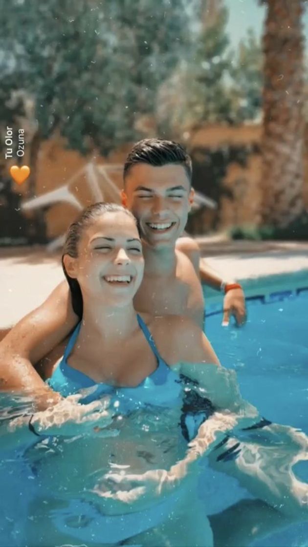 Moda foto de casal da piscina 