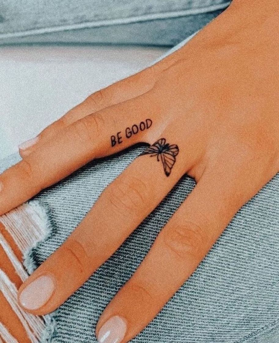 Social Tattoo nos dedos