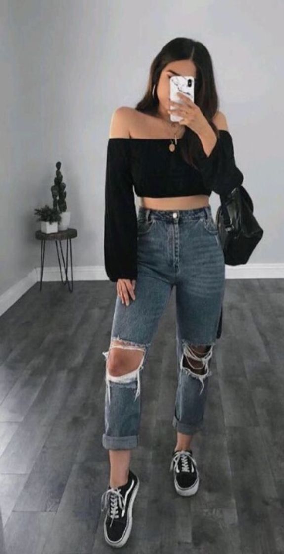 Social Look com calça jeans rasgada e cropped tomara que caia 