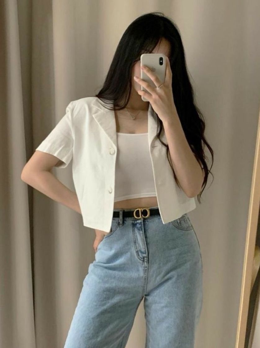 Social Look com calça mom jeans clara e blusa branca 