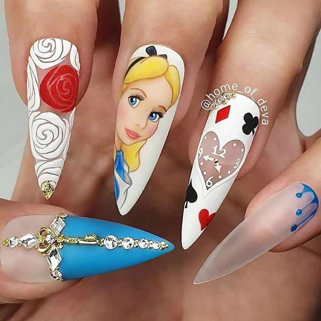 Fashion Nail Art tema: Alice no país das maravilha