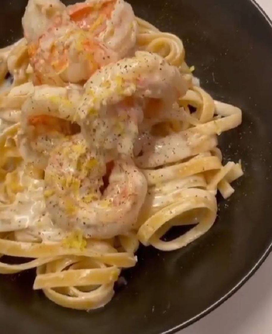 Fattuccine Al limone com camarão grelhado. 