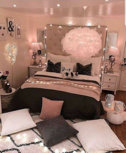 Quarto preto e rosa clean 