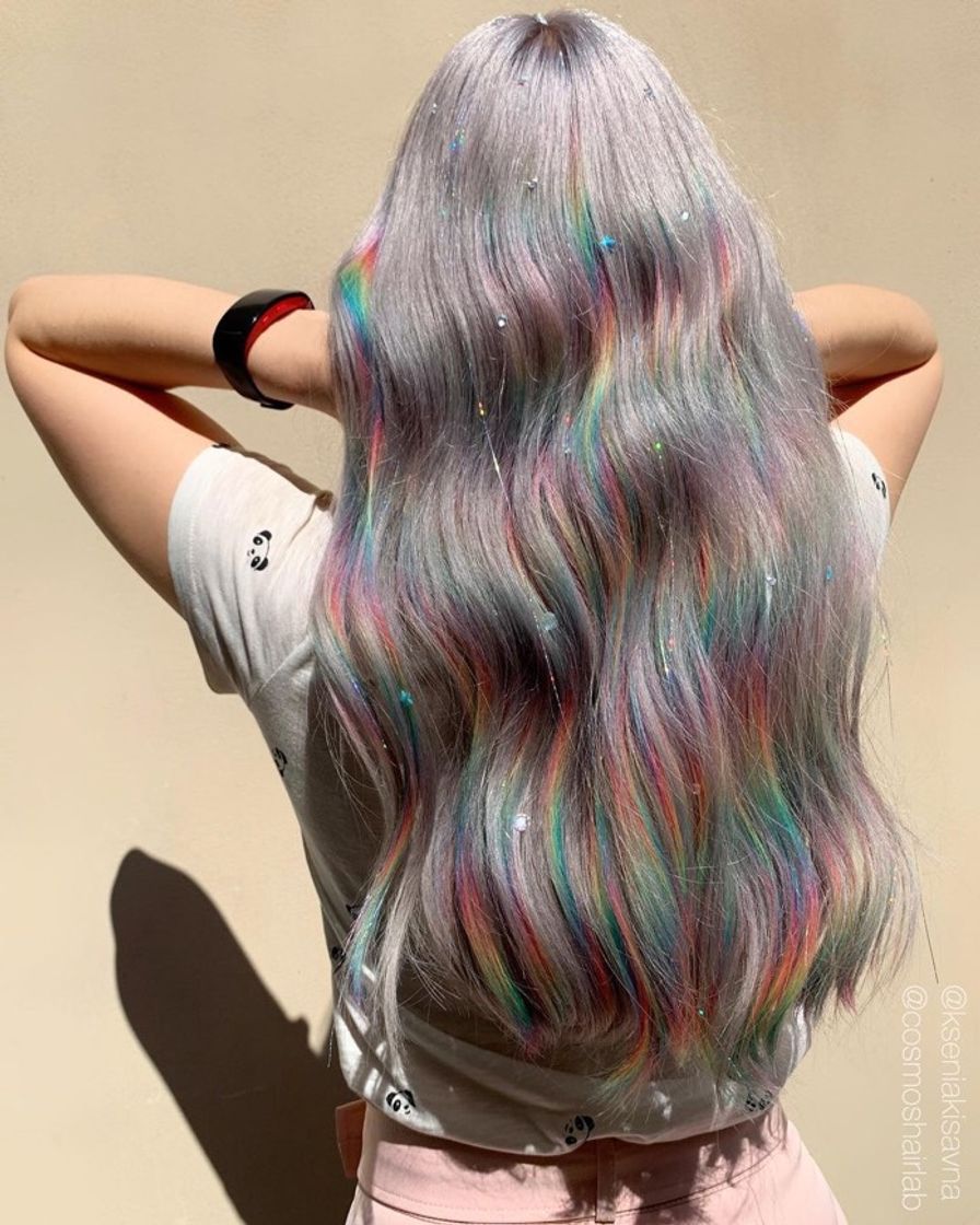 Social Cabelo com mechas multicoloridas