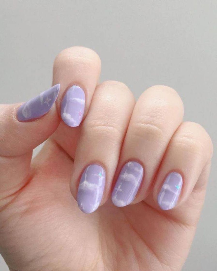 Fashion Uñas color malva con nubes