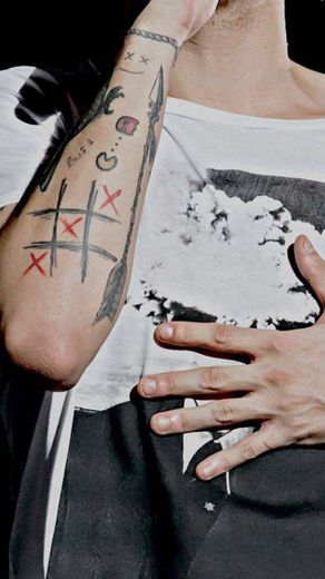 Louis' tattoos wallpaper