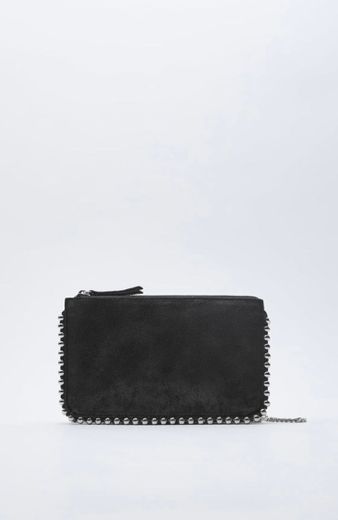 Bolso bandolera negro cadena y tachas Zara