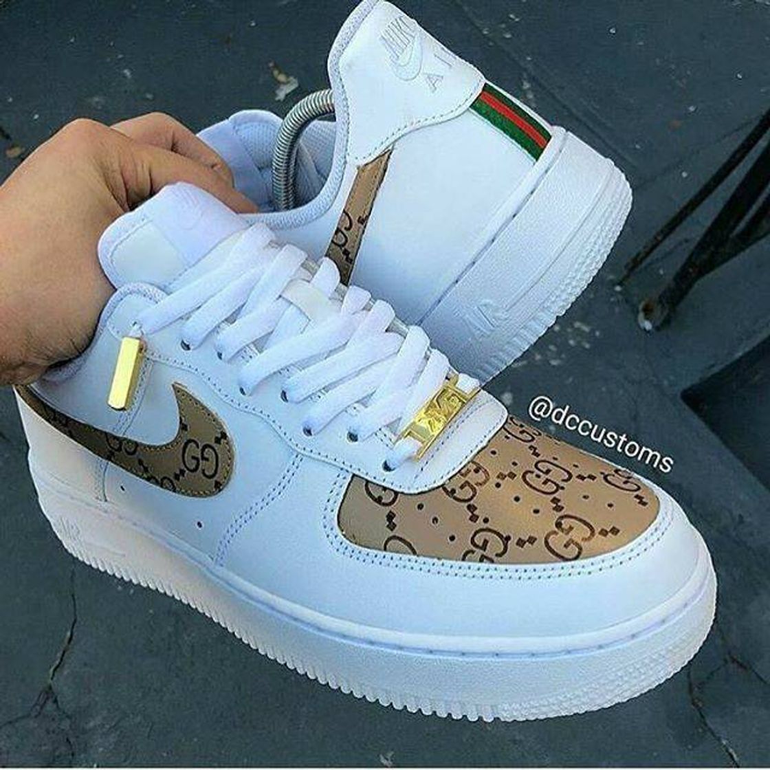 Fashion Tênis Nike dourado 