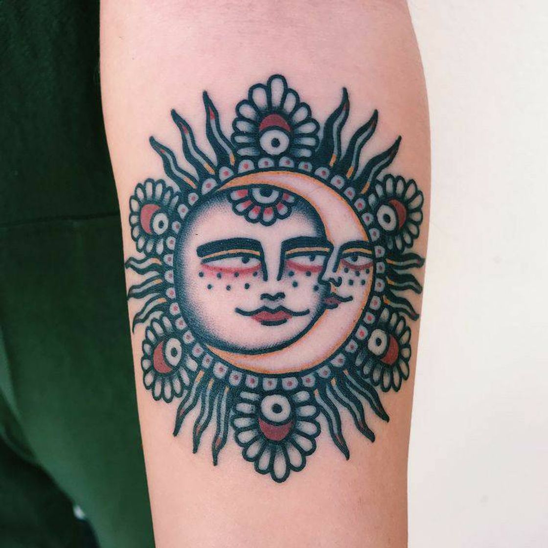 Moda Tattoo sol e lua