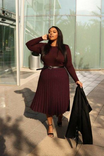 Look inverno plus size com saia midi plisada 