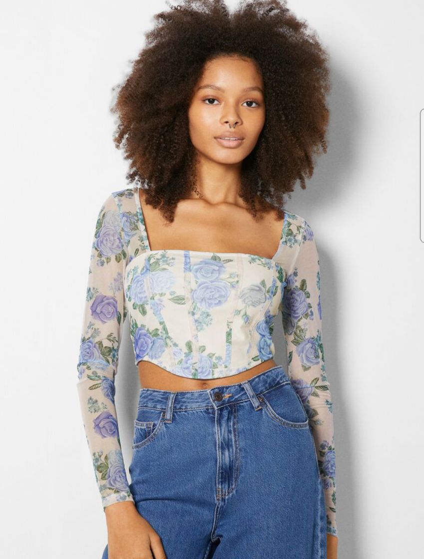 Social Blusa branca com rosas azuis com magra comprida meio transparente
