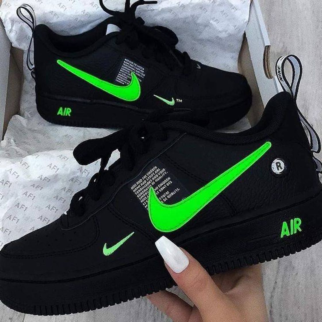 Tênis preto com verde 
