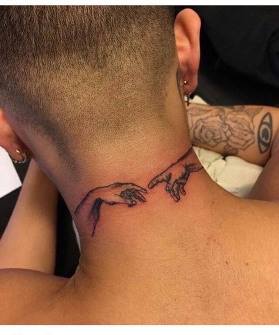 Social Tatuaje detrás de cabeza