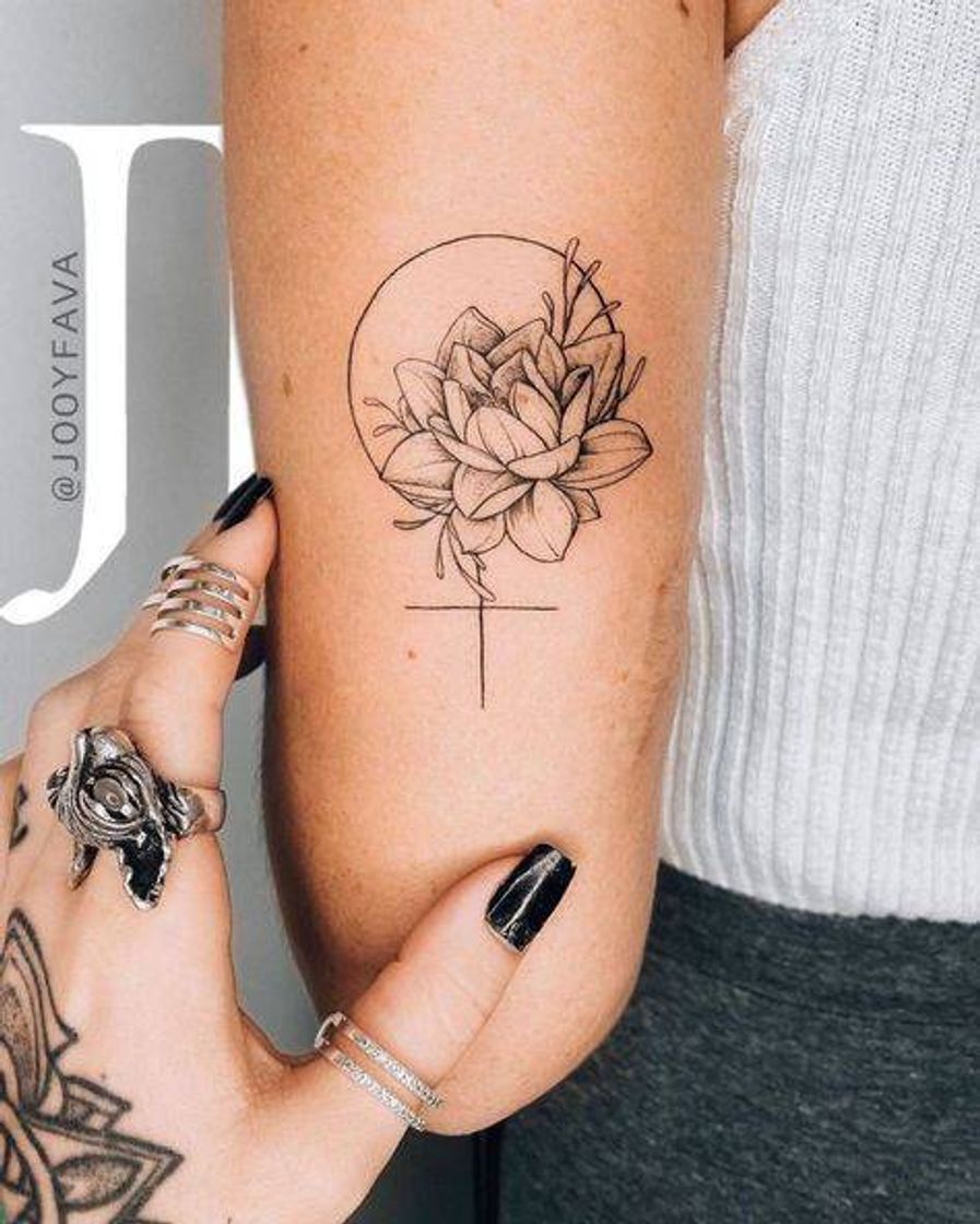 Social Tatuagem flores e cruz estilosa
