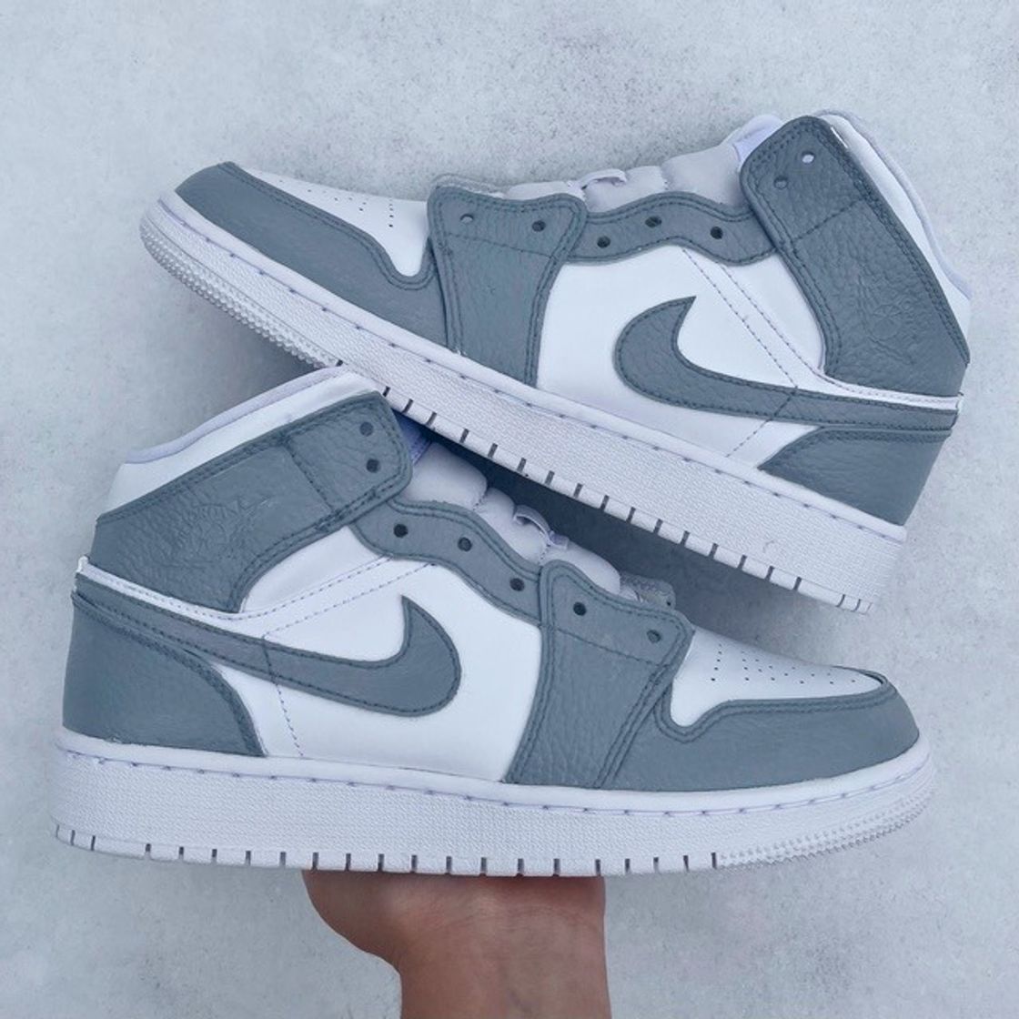 Moda GREY COLORBLOCK AIR JORDAN 1 MID🤍🖤