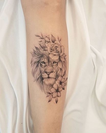 Tatuagem delicada de leão 