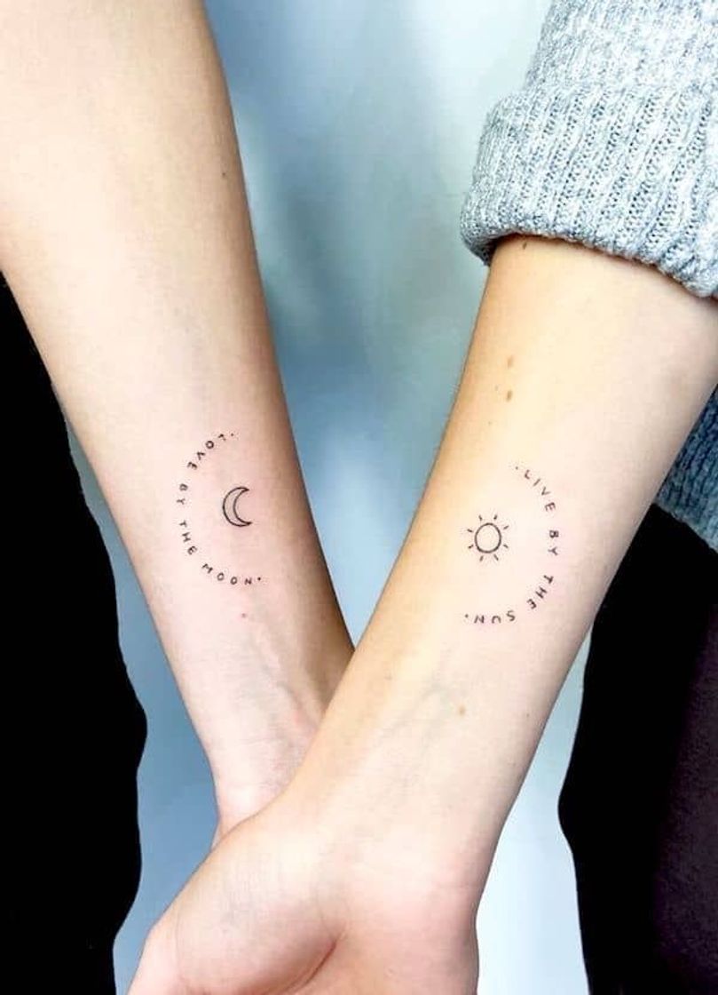 Fashion tatuagem com amiga