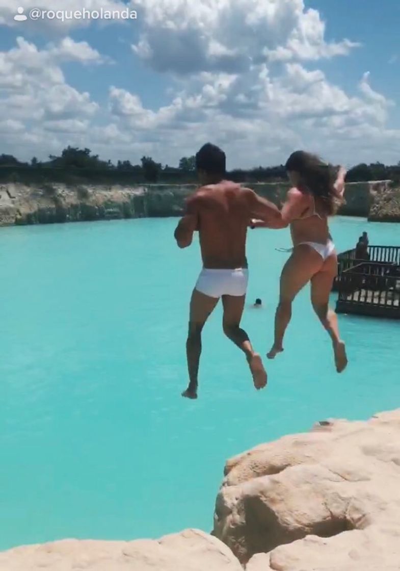 Moda Buraco Azul em Jericoacoara: lago com água azul-turquesa 