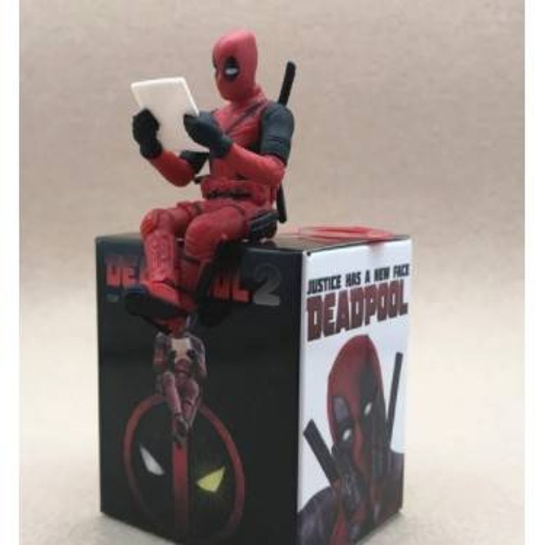 Moda Deadpool sentado - Figure Action (Na Caixa)