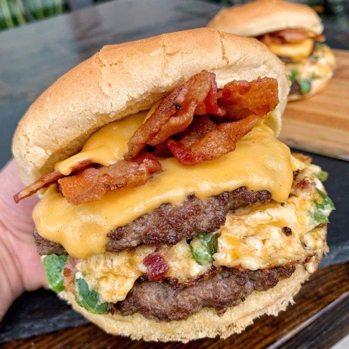 Moda cheeseburger w bacon