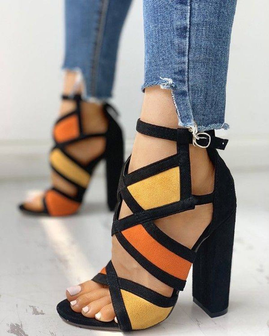 Moda Lindas sandálias  cheias de estilo👠👡