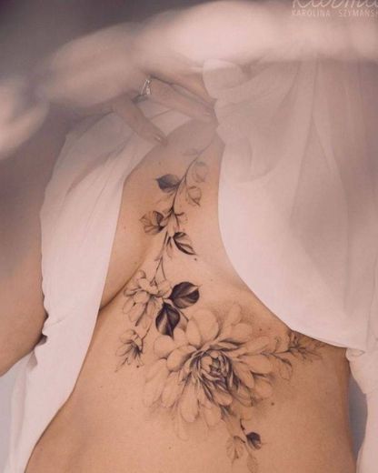 Tatuu flores no peito 