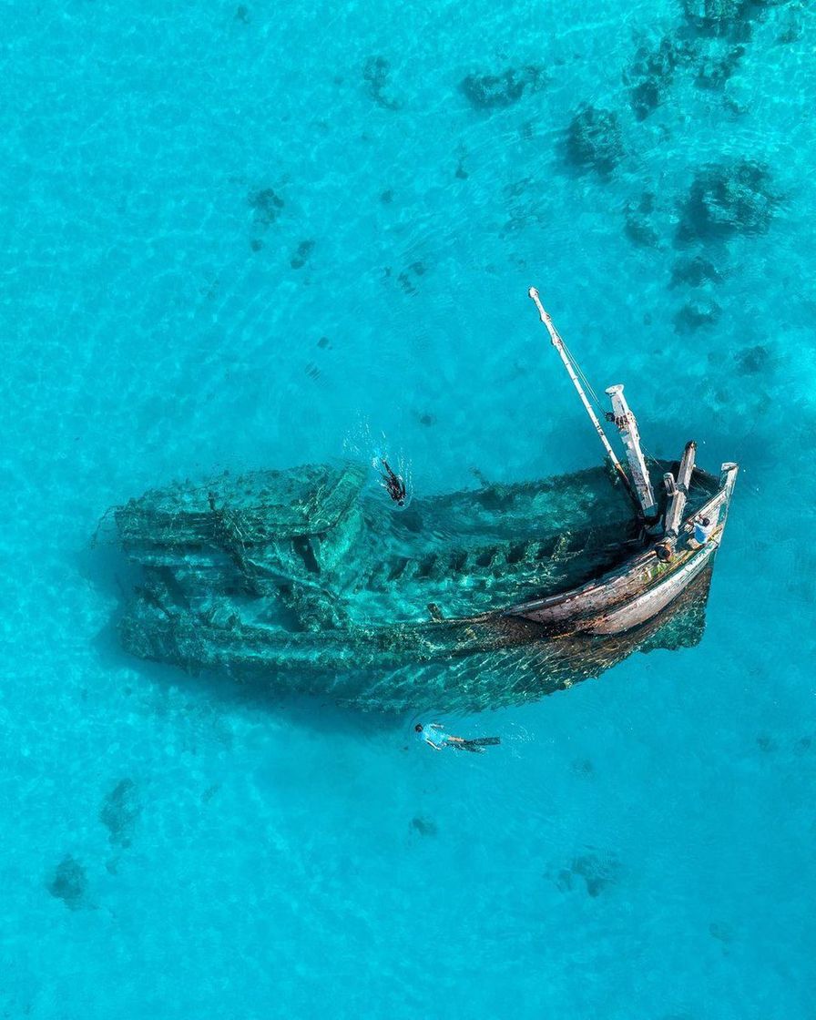 Places Vaavu Shipwreck