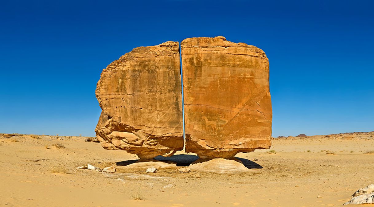 Places Al Naslaa rock formation