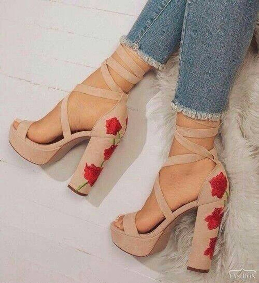 Moda Salto com rosas 