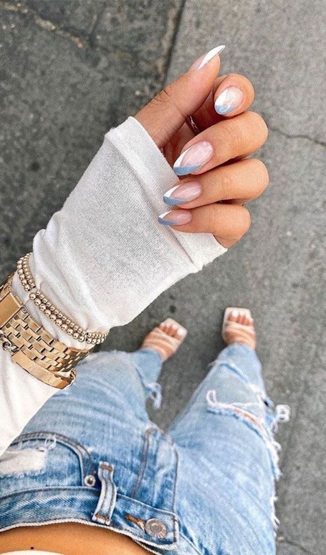 Social Estilo manicura francesa con trazos blanco/azul 