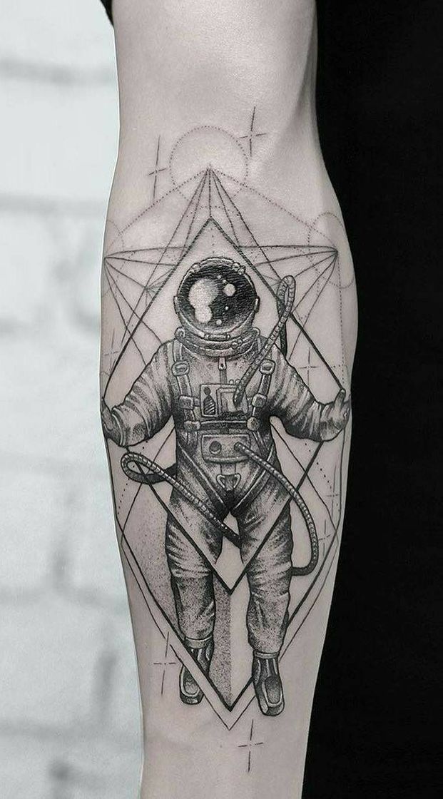 Moda Tatuagem de astronauta no antebraço 