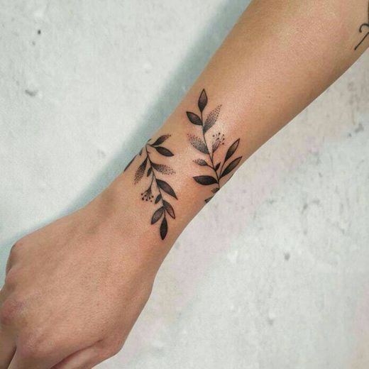 Tatuagem de ramos de folhas 