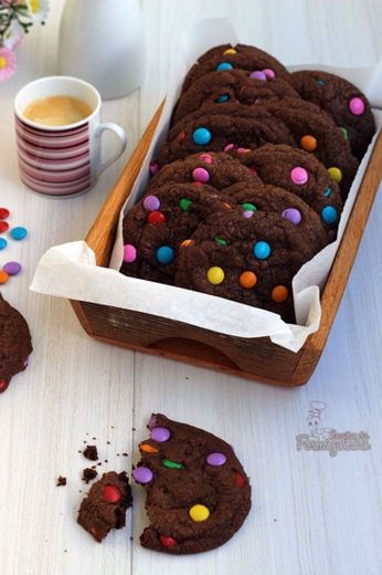 Cookies de chocolate com confeitos 