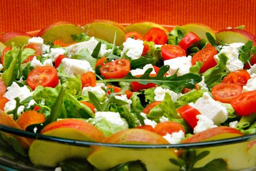 Salada de tomate cereja com queijo e maçã 