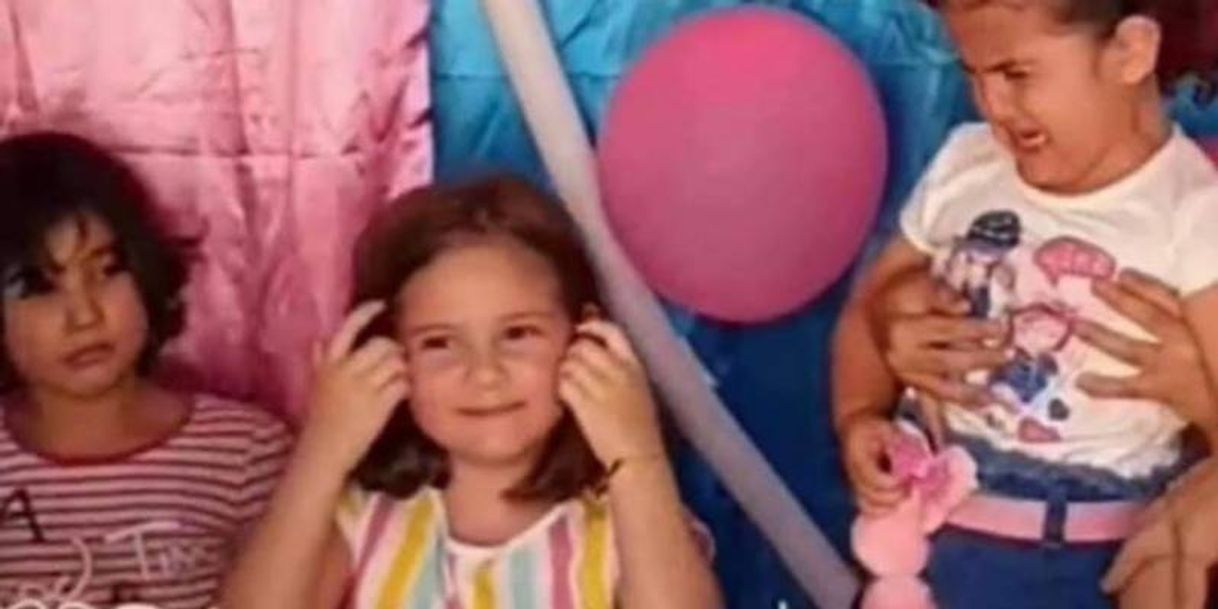 Moda Niña que le sopla la vela a su hermana