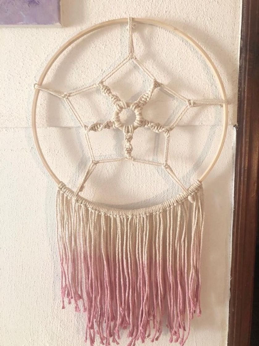Social Dreamcatcher macramé em tons cru c/ franjas tingidas a rosa